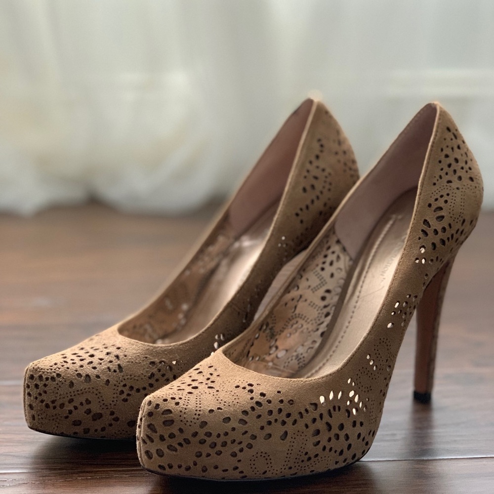 BCBG suede heels size US 8.5